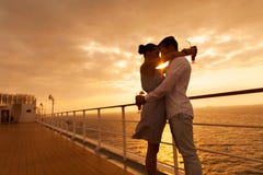 Пары обнимая круиз стоковая фотография rf Пары обнимая круиз стоковая фотография rf
