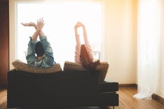 Пары образа жизни в влюбленности и ослаблять на софе дома и смотреть снаружи через окно живущей комнаты Стоковые Фотографии RF Пары образа жизни в влюбленности и ослаблять на софе дома и смотреть снаружи через окно живущей комнаты Стоковые Фотографии RF