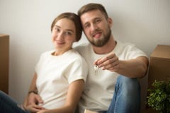 Пары портрета счастливые в новом доме с ключами в руках стоковая фотография Пары портрета счастливые в новом доме с ключами в руках стоковая фотография
