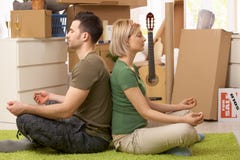пары расквартировывают meditating новых детенышей стоковое фото rf пары расквартировывают meditating новых детенышей стоковое фото rf