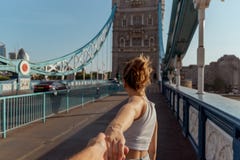 Пары следовать мной концепция на мосте башни в Лондоне стоковые изображения rf Пары следовать мной концепция на мосте башни в Лондоне стоковые изображения rf