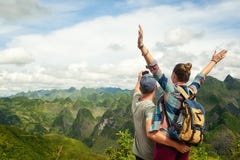 Пары туристов делая selfie на предпосылке горы karst стоковая фотография rf Пары туристов делая selfie на предпосылке горы karst стоковая фотография rf