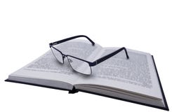 Пары черных стекел, зрелищ на черной книге с текстом стоковое изображение rf Пары черных стекел, зрелищ на черной книге с текстом стоковое изображение rf