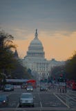 Пасмурное утро над капитолием США - средство 2 стоковое изображение rf Пасмурное утро над капитолием США - средство 2 стоковое изображение rf