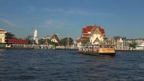 Пассажирский паром на буддийском виске Chao Река Phraya, Бангкок Пассажирский паром на буддийском виске Chao Река Phraya, Бангкок