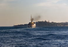 Пассажиры нося парома к Eminonu стоковые фото Пассажиры нося парома к Eminonu стоковые фото