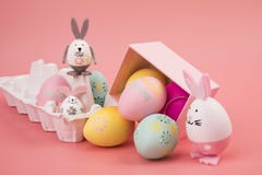 Пасхальное яйцо с розовой темой в подарочной коробке яйцо украшено как милый зайчик играя с другим зайчиком, на розовом backgroun стоковое фото Пасхальное яйцо с розовой темой в подарочной коробке яйцо украшено как милый зайчик играя с другим зайчиком, на розовом backgroun стоковое фото