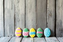 Пасхальные яйца на деревянной предпосылке, замороженные печенья стоковые фото Пасхальные яйца на деревянной предпосылке, замороженные печенья стоковые фото