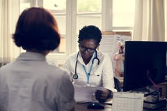 Пациент встречает доктора стоковые изображения rf Пациент встречает доктора стоковые изображения rf