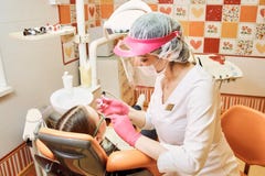 Педиатрическое зубоврачевание Дантист обрабатывает зубы маленькой девочки стоковое изображение Педиатрическое зубоврачевание Дантист обрабатывает зубы маленькой девочки стоковое изображение