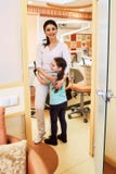 Педиатрическое зубоврачевание Девушка счастлива встретить дантиста стоковое фото Педиатрическое зубоврачевание Девушка счастлива встретить дантиста стоковое фото
