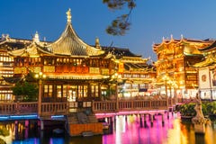 Пейзаж здания сада Шанхая традиционный yuyuan в вечере Стоковое Изображение RF Пейзаж здания сада Шанхая традиционный yuyuan в вечере Стоковое Изображение RF