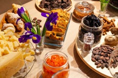 Пекарня крупного плана и закуски, высушенные плоды, части сыр пармезан, цветки, гайки, ручки циннамона, biscotti изюминки Концепц стоковые изображения rf Пекарня крупного плана и закуски, высушенные плоды, части сыр пармезан, цветки, гайки, ручки циннамона, biscotti изюминки Концепц стоковые изображения rf