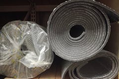 Пена изоляции изоляции полиэтилена с алюминиевой фольгой в кренах в магазине стоковые изображения rf Пена изоляции изоляции полиэтилена с алюминиевой фольгой в кренах в магазине стоковые изображения rf