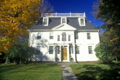 Передний экстерьер дома с цветами падения, Litchfield, CT стоковые фото Передний экстерьер дома с цветами падения, Litchfield, CT стоковые фото