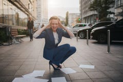 Перегружанная бизнес-леди имея много обработку документов Бизнес-леди окруженная сериями бумаг женщина дела 2 Стоковое Изображение RF Перегружанная бизнес-леди имея много обработку документов Бизнес-леди окруженная сериями бумаг женщина дела 2 Стоковое Изображение RF