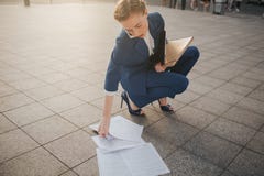 Перегружанная бизнес-леди имея много обработку документов Бизнес-леди окруженная сериями бумаг женщина дела 2 Стоковые Фотографии RF Перегружанная бизнес-леди имея много обработку документов Бизнес-леди окруженная сериями бумаг женщина дела 2 Стоковые Фотографии RF