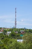 Передавая башня для устанавливать клетчатое сообщение в поселении стоковые фото Передавая башня для устанавливать клетчатое сообщение в поселении стоковые фото