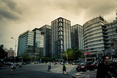 Перекрестки перед зданием сети Sohu стоковое изображение Перекрестки перед зданием сети Sohu стоковое изображение
