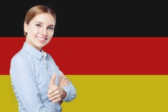 Перемещение в концепции Германии Милый большой палец руки показа busineswoman вверх против предпосылки флага Германии стоковые фото Перемещение в концепции Германии Милый большой палец руки показа busineswoman вверх против предпосылки флага Германии стоковые фото