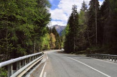 Перемещение летом на дороге в автомобиле с красивым видом гор в России, Кавказ стоковые фото Перемещение летом на дороге в автомобиле с красивым видом гор в России, Кавказ стоковые фото