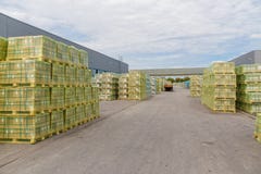 Пересылка, снабжение, доставка и индустрия распределени-дела продукта Склад хранения с картонными коробками с упакованными товара стоковое фото Пересылка, снабжение, доставка и индустрия распределени-дела продукта Склад хранения с картонными коробками с упакованными товара стоковое фото
