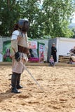 ПЕРМЬ, РОССИЯ - 25-ОЕ ИЮНЯ 2014: Один фехтовальщик с шпагой стоковая фотография rf ПЕРМЬ, РОССИЯ - 25-ОЕ ИЮНЯ 2014: Один фехтовальщик с шпагой стоковая фотография rf