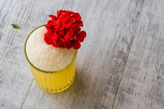 Персидский Milkshake шафрана с красными цветками стоковая фотография Персидский Milkshake шафрана с красными цветками стоковая фотография