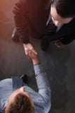 Персона дела Handshaking в офисе Концепция сыгранности и партнерства Стоковые Изображения Персона дела Handshaking в офисе Концепция сыгранности и партнерства Стоковые Изображения