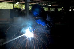 Персона деятельности о стали сварщика используя электрическую сварку стоковые изображения Персона деятельности о стали сварщика используя электрическую сварку стоковые изображения