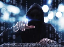 Персональная информация чтения хакера Концепция уединения и безопасности стоковые фотографии rf Персональная информация чтения хакера Концепция уединения и безопасности стоковые фотографии rf