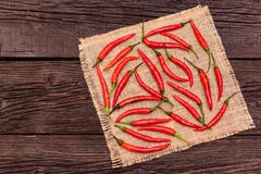 Перцы красного chili на ткани и деревянной поверхности Стоковое Изображение RF Перцы красного chili на ткани и деревянной поверхности Стоковое Изображение RF