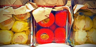 Перцы с внутренностью тунца и артишоки в масле для продажи в я стоковые фото Перцы с внутренностью тунца и артишоки в масле для продажи в я стоковые фото