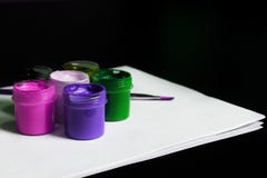 Пестротканые консервные банки гуаши с Paintbrush стоковые фото Пестротканые консервные банки гуаши с Paintbrush стоковые фото