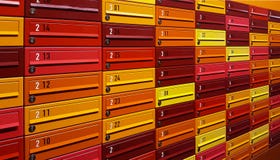 Пестротканые коробки почты заполненные номеров Закрытый вверх стоковые изображения Пестротканые коробки почты заполненные номеров Закрытый вверх стоковые изображения