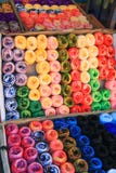 Пестротканые пряжи шерстей на мексиканском стойле рынка стоковые фото Пестротканые пряжи шерстей на мексиканском стойле рынка стоковые фото