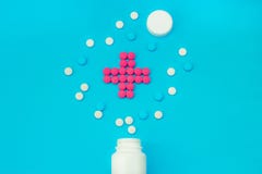 Пестротканые таблетки от белых опарников на голубой предпосылке стоковые фото Пестротканые таблетки от белых опарников на голубой предпосылке стоковые фото
