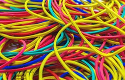 Пестротканые эластичные резиновые ленты для денег стоковые изображения rf Пестротканые эластичные резиновые ленты для денег стоковые изображения rf