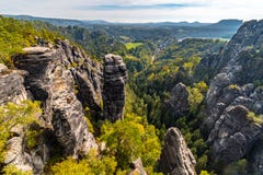 Песчаник возвышается в национальном парке в осени, Германии богемских и Saxon Швейцарии стоковое изображение rf Песчаник возвышается в национальном парке в осени, Германии богемских и Saxon Швейцарии стоковое изображение rf
