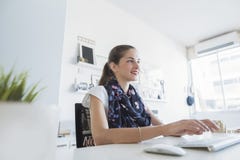Печатать женщины профессиональный, используя клавиатуру стоковое фото rf Печатать женщины профессиональный, используя клавиатуру стоковое фото rf