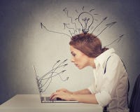 Печатать молодой бизнес-леди работая на компьютере в офисе стоковые изображения rf Печатать молодой бизнес-леди работая на компьютере в офисе стоковые изображения rf