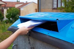 Печатные документы молодой женщины бросая в контейнер для сортированный стоковые фото Печатные документы молодой женщины бросая в контейнер для сортированный стоковые фото