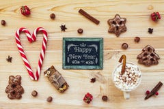 Печенья и классн классный рождества с праздничным украшением на древесине стоковое фото rf Печенья и классн классный рождества с праздничным украшением на древесине стоковое фото rf