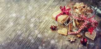 Печенья пряника рождества, винтажное праздничное деревенское deco таблицы стоковые изображения rf Печенья пряника рождества, винтажное праздничное деревенское deco таблицы стоковые изображения rf