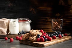 Печенья шоколада рядом с голубиками и rasberry стоковые фото Печенья шоколада рядом с голубиками и rasberry стоковые фото