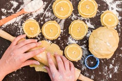 Печь печенья пряника, печенья с кусками лимона, печенья лимона стоковое фото Печь печенья пряника, печенья с кусками лимона, печенья лимона стоковое фото