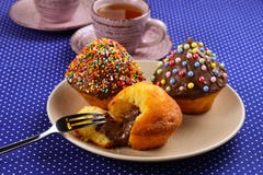 Печь с чаем и шоколадом на таблице стоковые изображения Печь с чаем и шоколадом на таблице стоковые изображения