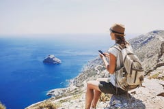 Пешая женщина используя умный телефон принимая фото, перемещение и активную концепцию образа жизни стоковые фотографии rf Пешая женщина используя умный телефон принимая фото, перемещение и активную концепцию образа жизни стоковые фотографии rf