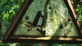 Пешеходный переход Corroden подписывает внутри Pripyat Украину Чернобыль Пешеходный переход Corroden подписывает внутри Pripyat Украину Чернобыль