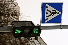 Пешеходный переход и светофор дорожного знака с зеленым светом стоковое фото rf Пешеходный переход и светофор дорожного знака с зеленым светом стоковое фото rf